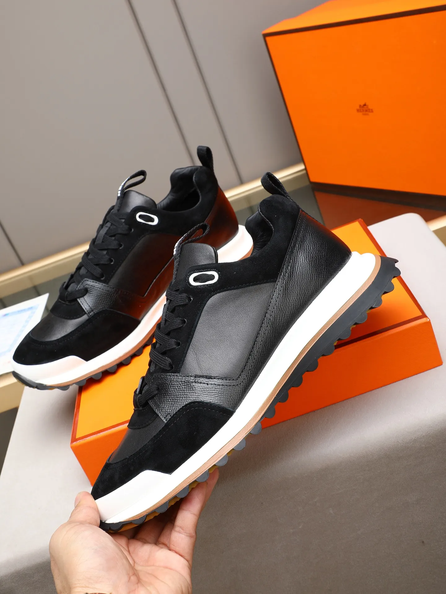 PP680【Hermes】fe new arrival~New Bouncing sneakers are the most comfortable shoes from Hermès. They are extremely light on the feet and look great. You won’t feel tired even when you go shopping and running around. 👍Very light and comfortable. Extremely light. Perfect for both sports and leisure. They feel great when you step on them! It’s up to you to choose, there’s always what you want~ ✔️Fabric: Imported first-layer cowhide ✔️Inner lining: Imported water-dyed cowhide ✔️Outsole: Seamless combination of IP+TPU (multi-color letters) German technology irradiation machine ✔️Code number: Male 38-44 (45 customized)